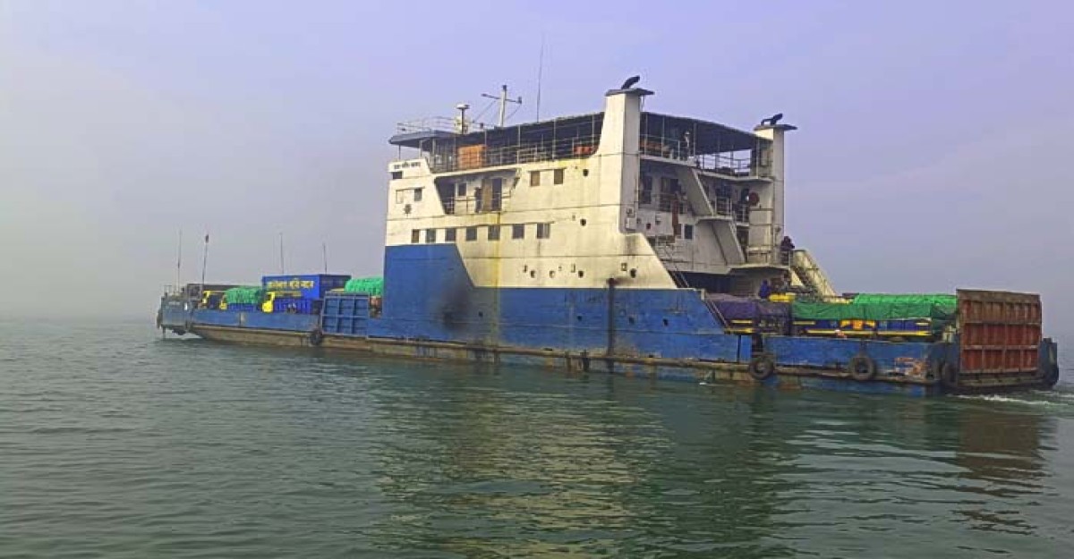 ঘন কুয়াশায় দৌলতদিয়া পাটুরিয়া নৌরুটে ৪ ঘন্টাপর ফেরি চলাচল শুরু