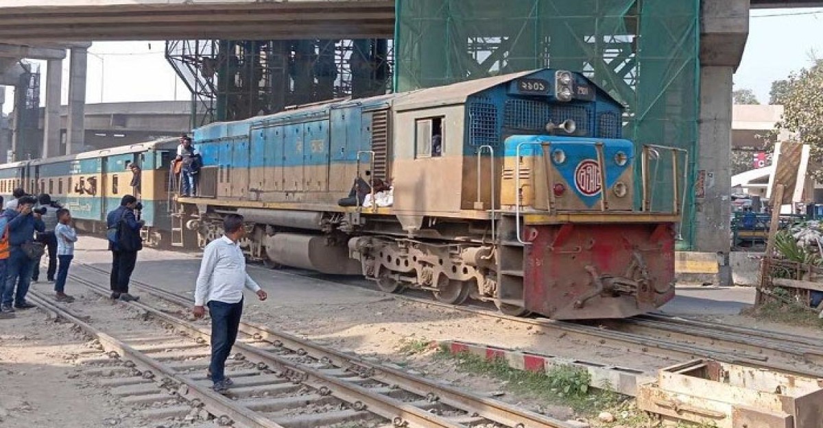 ৩০ ঘণ্টা পর ঘুরল ট্রেনের চাকা