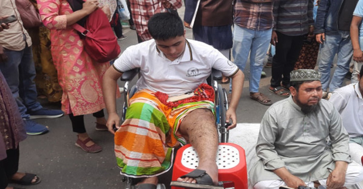 গণঅভ্যুত্থানে আহতদের সড়কে অবস্থান, যান চলাচল বন্ধ