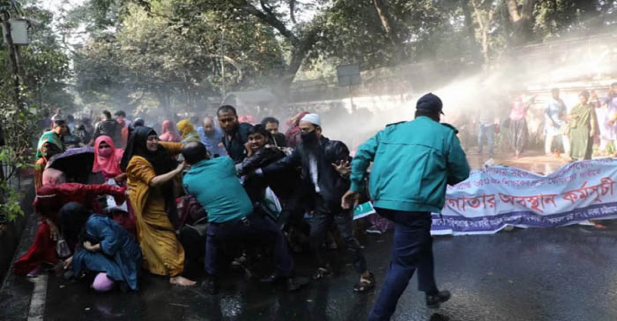নিয়োগ বাতিল হওয়া শিক্ষকদের বিক্ষোভে জলকামান-লাঠিচার্জ