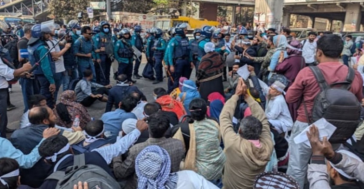শাহবাগে আন্দোলনকারী শিক্ষকদের ওপর পুলিশের লাঠিচার্জ