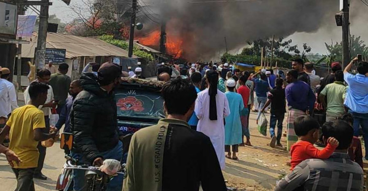 পটুয়াখালীতে ভয়াবহ অগ্নিকাণ্ডে ২৫টি বসতঘর পুড়ে ছাই