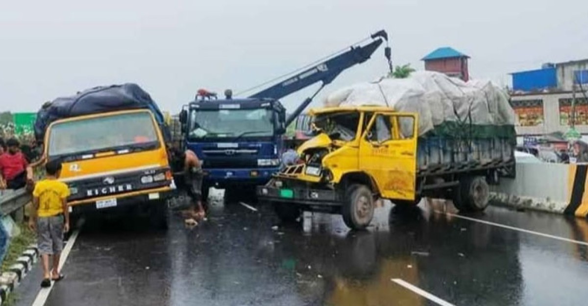 কালিয়াকৈরে তিন ট্রাকের মুখোমুখি সংঘর্ষে নিহত ৩