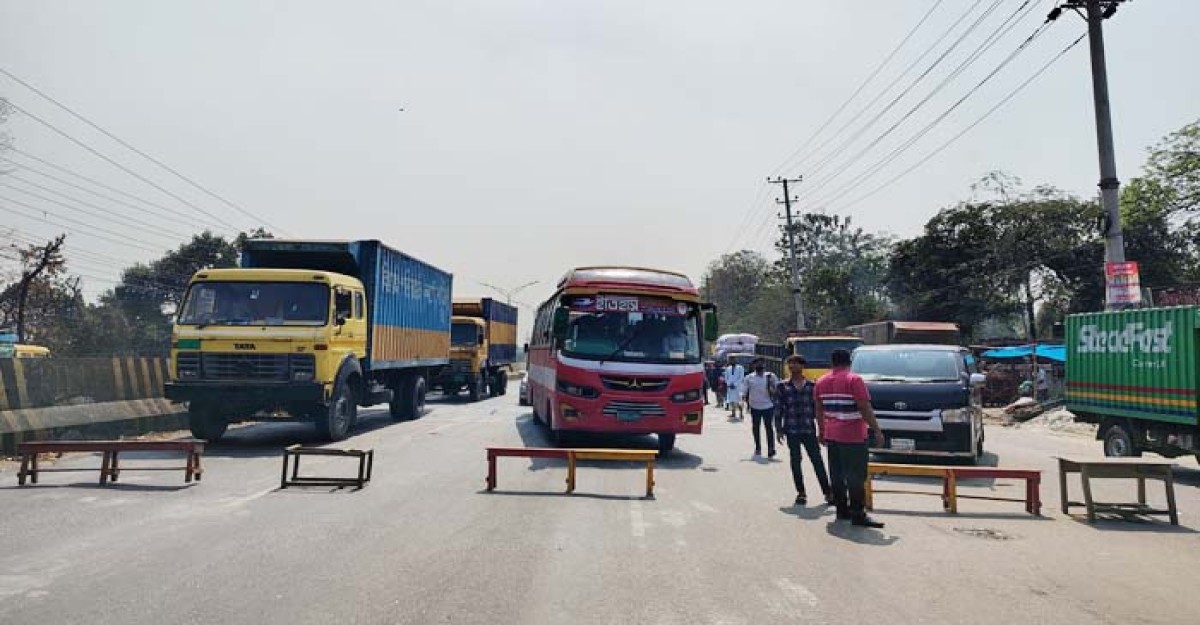 স্বরাষ্ট্র উপদেষ্টার পদত্যাগের দাবিতে জাবি শিক্ষার্থীদের ঢাকা-আরিচা মহাসড়ক অবরোধ