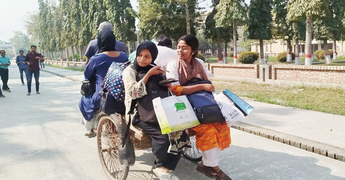 সকাল থেকে হল ছাড়ছেন কুয়েট শিক্ষার্থীরা