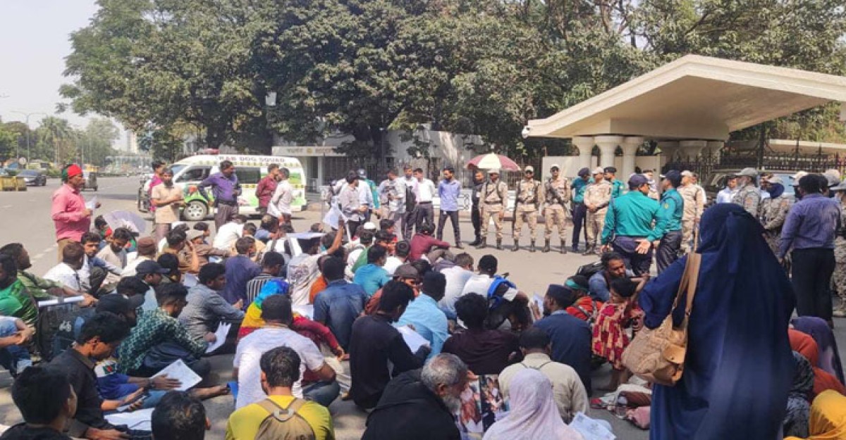 প্রধান উপদেষ্টার কার্যালয়ের সামনে জুলাই আন্দোলনে আহতদের অবস্থান