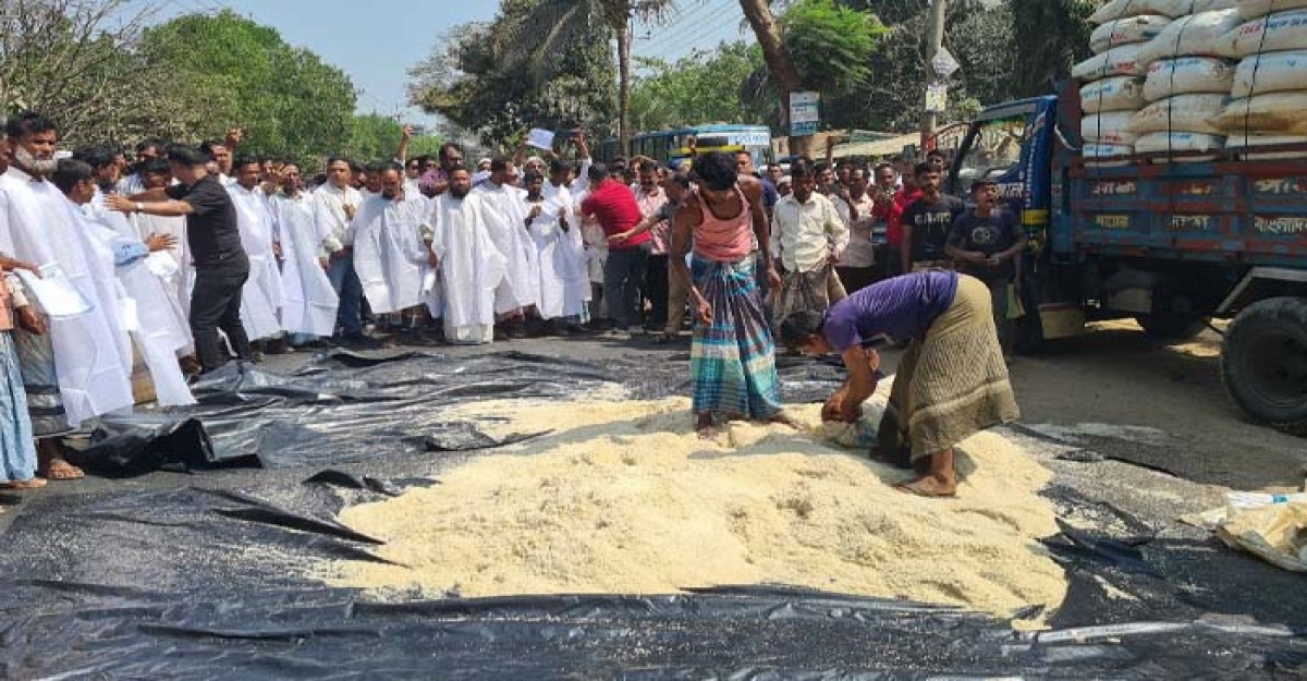 লবণ ফেলে ও কাফনের কাপড় কাফনে লবণ চাষিদের মহাসড়ক অবরোধ