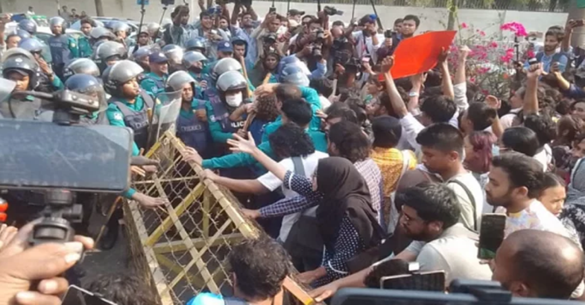 ধর্ষণবিরোধী বিক্ষোভকারীদের ওপর পুলিশের লাঠিচার্জ