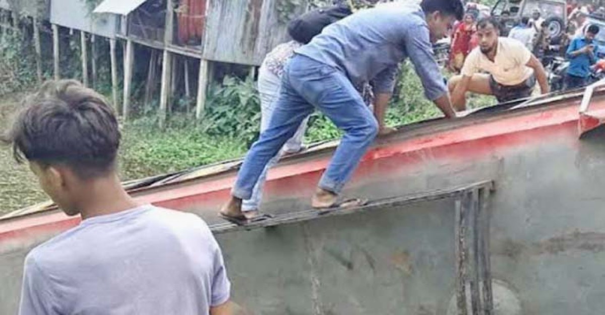 ফরিদপুরে বাস উল্টে খাদে পড়ে বাবা-ছেলেসহ নিহত ৭