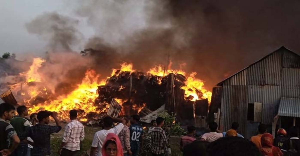 কালিয়াকৈরে ঝুট ও গ্যাস সিলিন্ডারের গোডাউনে ভয়াবহ অগুন