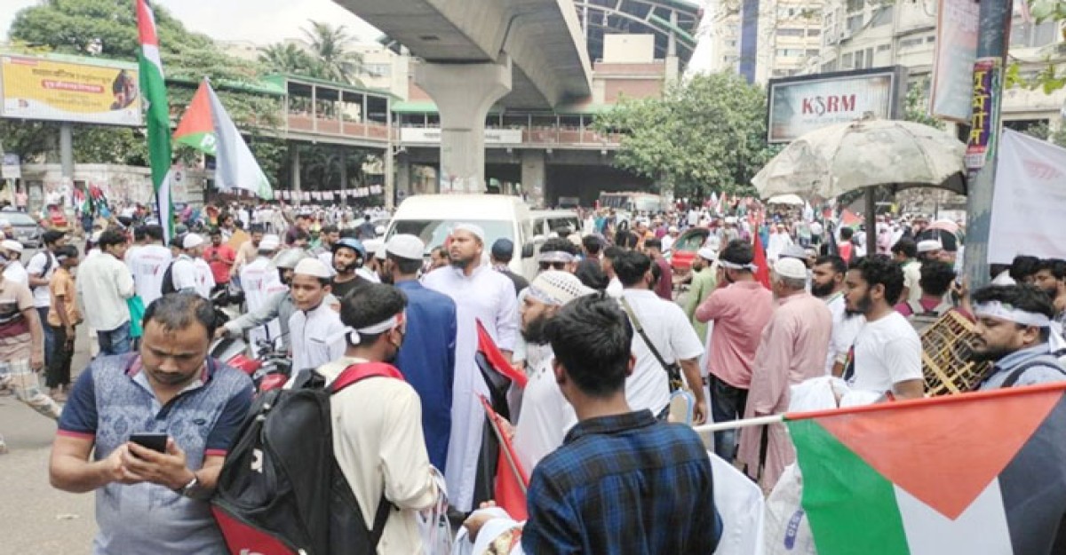 ‘মার্চ ফর গাজা’ জমায়েত ঘিরে পতাকা-টিশার্ট বিক্রির ধুম