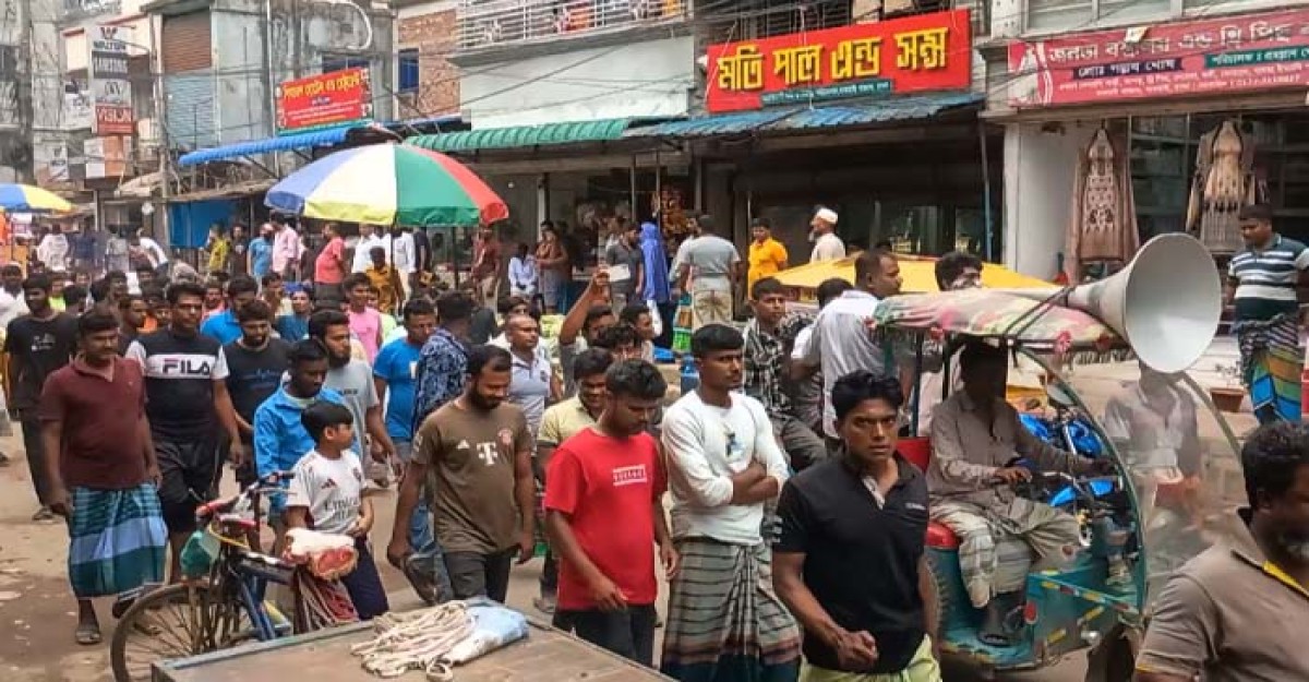 ধামরাইয়ে অটো-রিক্সা চালকদের বিক্ষোভ মিছিল