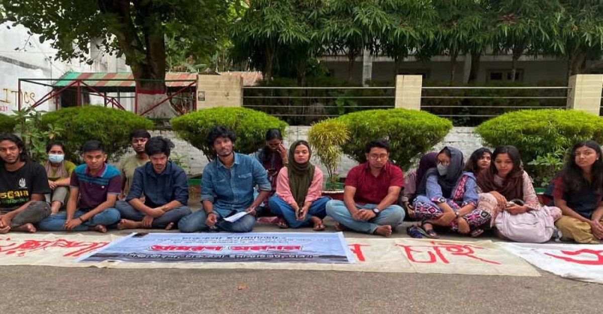 ২১ ঘন্টা ধরে অনেশনে চবি চারুকলা শিক্ষার্থীরা সাড়া নেই প্রশাসনের