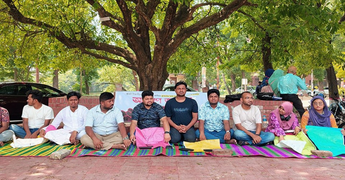 কুয়েট ভিসির অপসারণ চেয়ে জাবি শিক্ষার্থীদের আমরণ অনশন