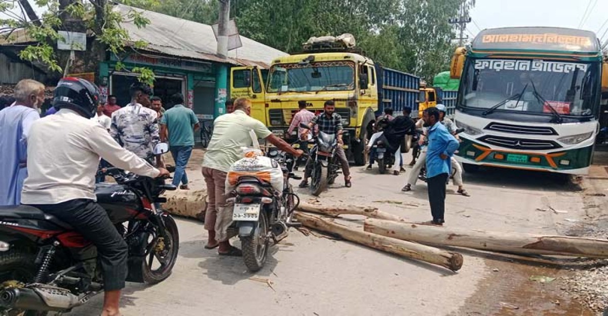 ট্রেন চালুর দাবিতে লালমনিরহাটে সড়ক অবরোধ