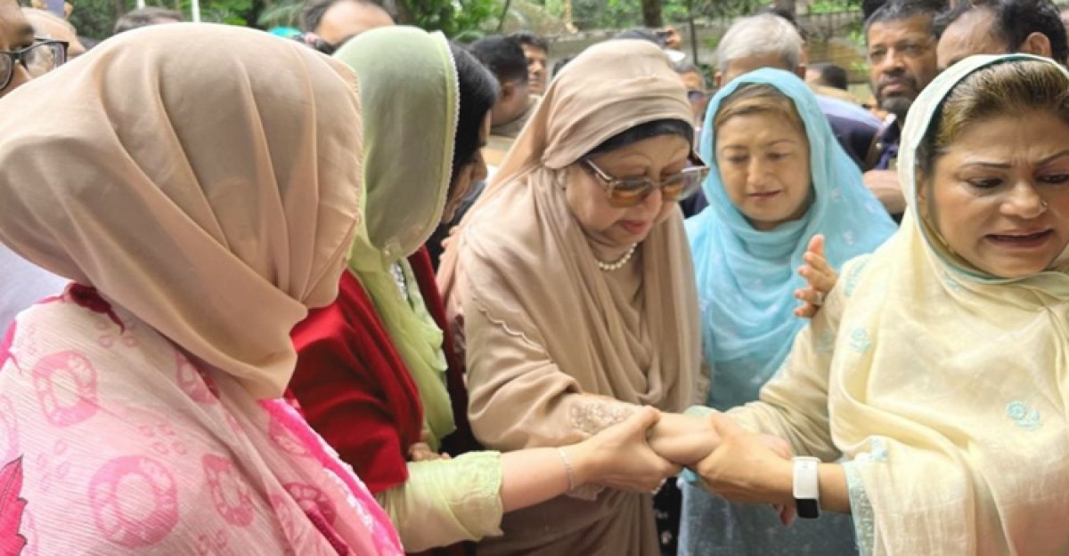 দুই পুত্রবধূর হাত ধরে পায়ে হেঁটে ফিরোজায় যান খালেদা জিয়া