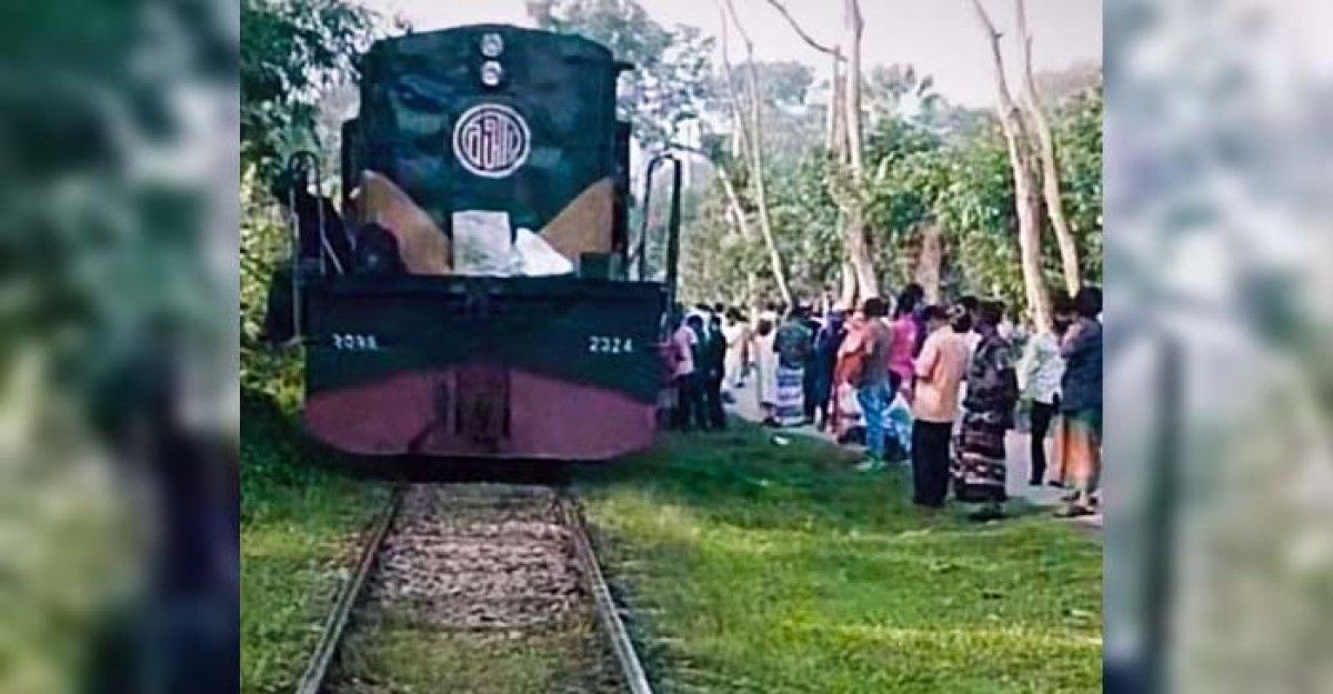 রেল লাইনে হঠাৎ ফাটল, অল্পের জন্য বড় দুর্ঘটনা থেকে রক্ষা পেল বলাকা কমিউটার ট্রেন