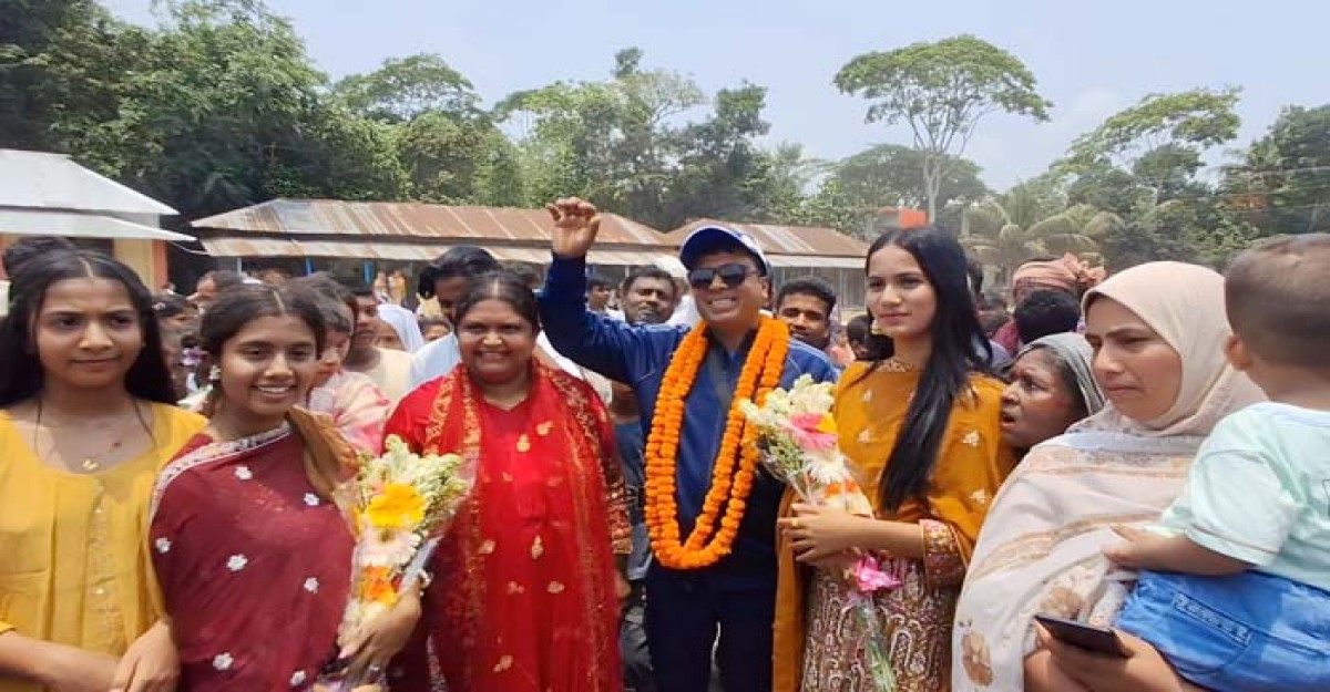 ভাইবোনের ইচ্ছায় হেলিকপ্টারে চড়ে গ্রামে ফিরলেন ইতালি প্রবাসী