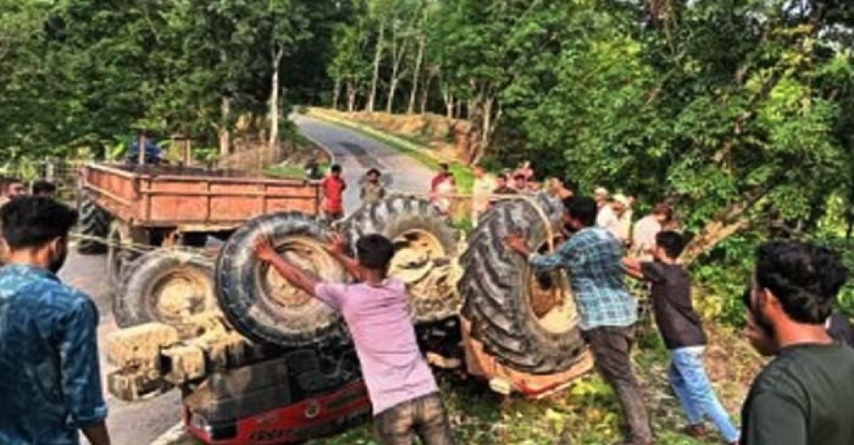 বাঘাইছড়িতে ট্রাক্টর উল্টে ৩ শ্রমিক নিহত