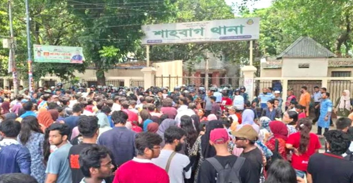 ঢাবি শিক্ষার্থী সাম্য হত্যার বিচারের দাবিতে শাহবাগ থানা ঘেরাও