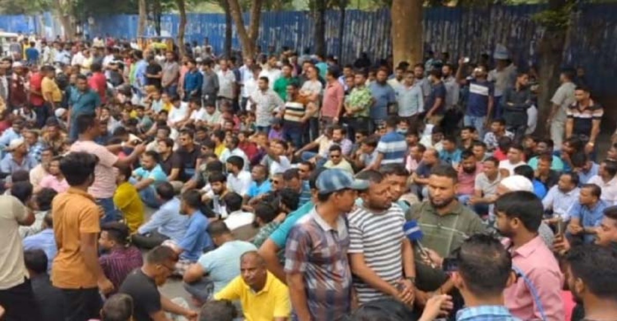 টানা ৪র্থ দিনের মতো নগরভবনে ইশরাক সমর্থকরা, বন্ধ প্রধান ফটক
