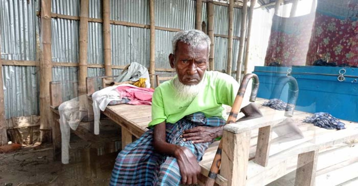 লালমনিরহাটে ঝড়ে উড়ে গেছে ভিক্ষুকের ঘর, ২১ দিনেও খবর রাখেনি কেউ
