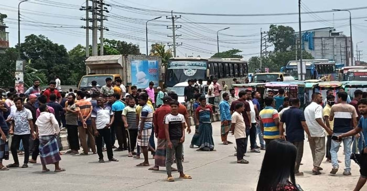 বেতন দাবিতে ঢাকা-টাঙ্গাইল মহাসড়ক অবরোধ, শ্রমিকদের বিক্ষোভ