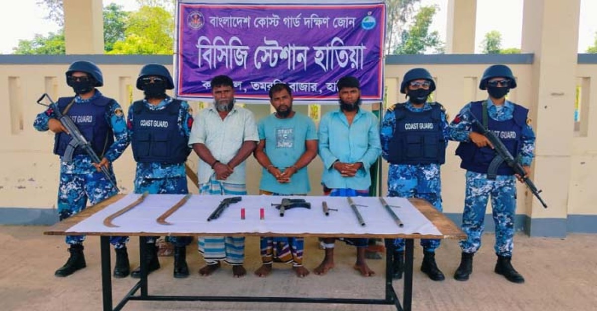 নোয়াখালীতে অস্ত্র ও গুলি'সহ তিন দুর্ধর্ষ ডাকাত আটক