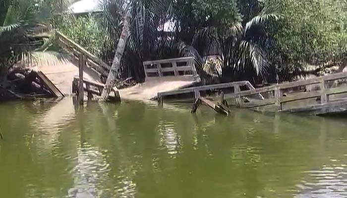 হঠাৎ বিকট শব্দে সেতু ভেঙ্গে খালে, ভোগান্তিতে ১৫ গ্রামের মানুষ