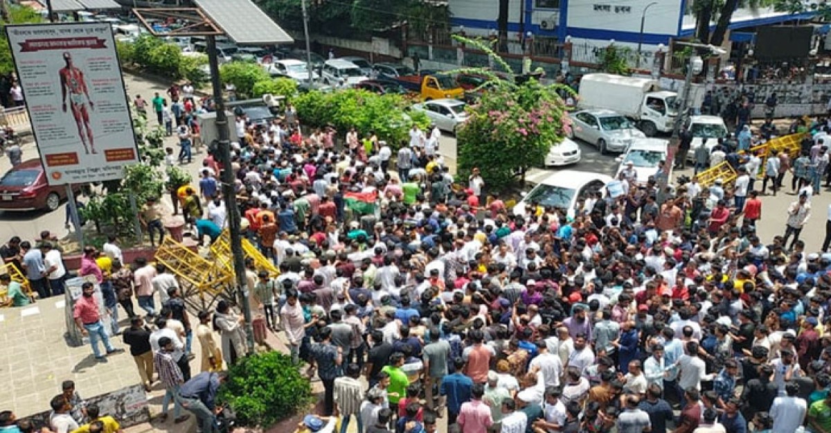 এবার মৎস্য ভবন মোড়ে ইশরাকের সমর্থকদের অবস্থান