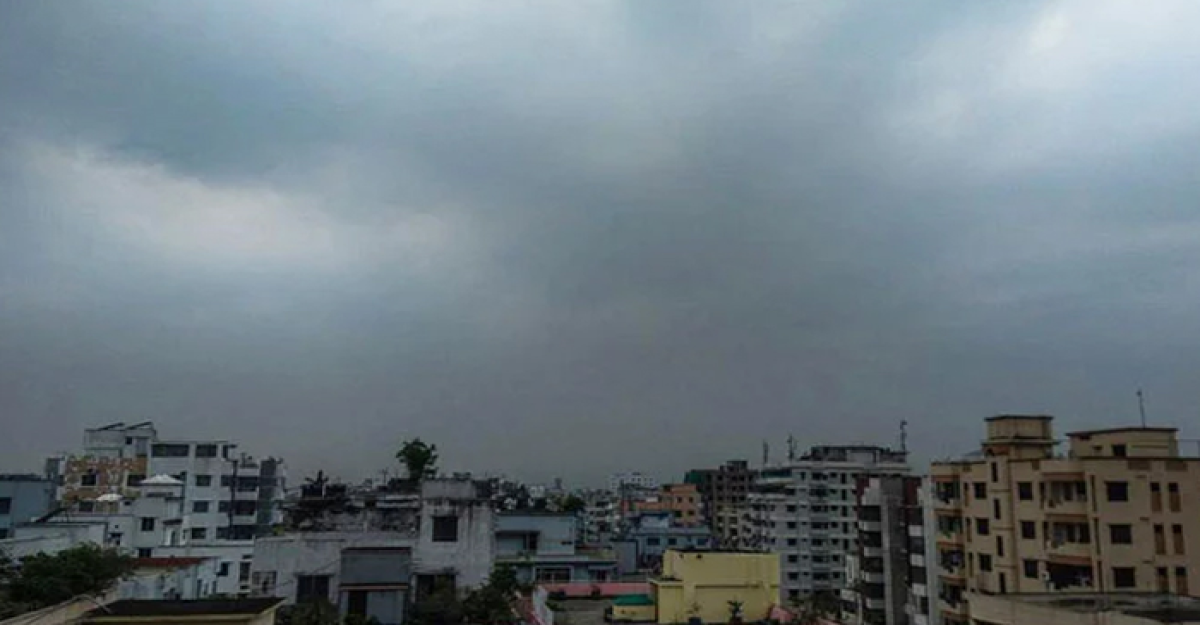 মেঘাচ্ছন্ন ঢাকার আকাশ, বৃষ্টির সম্ভাবনার মধ্যেই বাড়বে গরম