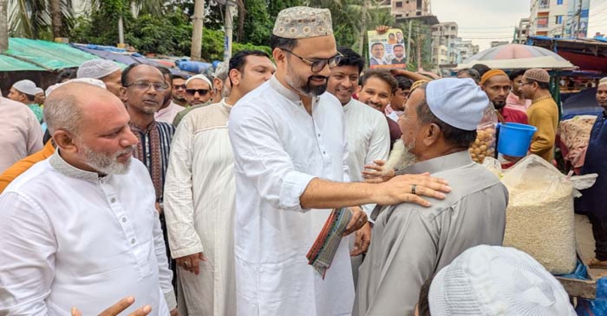 রাষ্ট্র কাঠামো মেরামতের লিফলেট বিতরণ করলেন আমিনুল হক