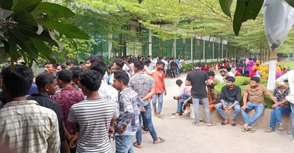 বকেয়া বেতনের দাবিতে পোশাক শ্রমিকদের বিক্ষোভ