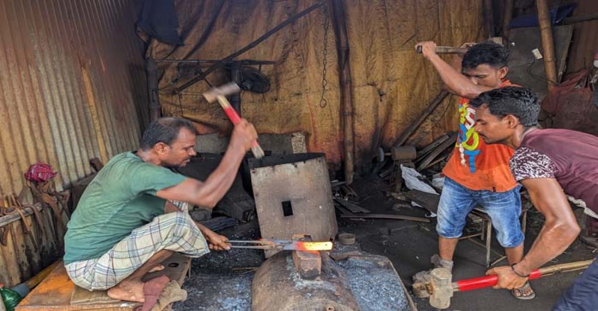 ঈদুল আজহার ব্যস্ততায় নির্ঘুম কামারপল্লী