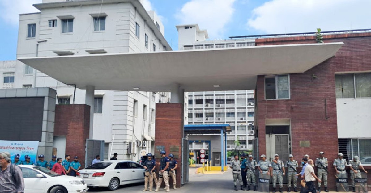 সচিবালয় ঘিরে কঠোর নিরাপত্তা ব্যবস্থা, সোয়াট ও বিজিবি মোতায়েন