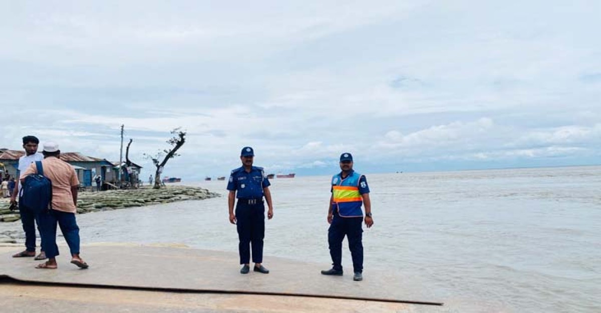 হাতিয়ায় দূর্যোগপূর্ণ আবহাওয়ার কারনে, হাতিয়ার সাথে সব ধরনের নৌ-যোগাযোগ বন্ধ