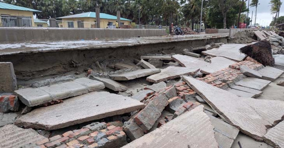 নিম্নচাপের প্রভাবে হাতিয়ায় বেড়িবাঁধের ব্যাপক ক্ষয়ক্ষতি, আতঙ্কিত ২০ হাজার পরিবার