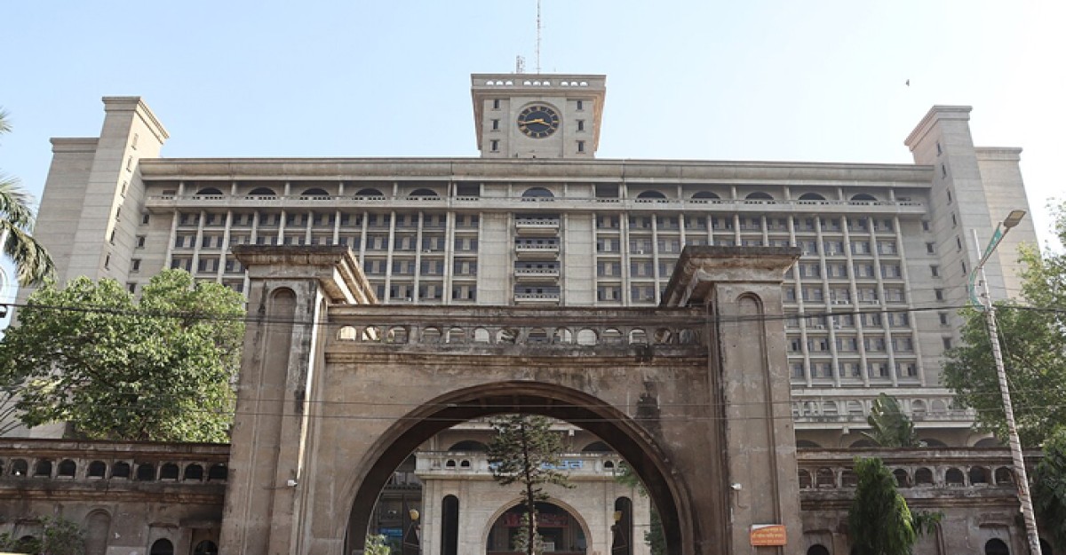 নগর ভবনে ঝুলছে তালা, কর্মবিরতিতে কর্মচারীরা