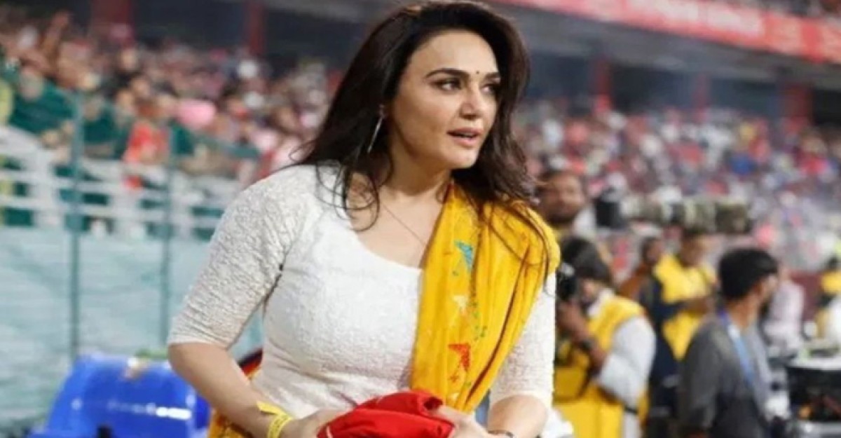 ৩৪ জন কন্যা সন্তানের দত্তক নিয়েছেন বিউটি কুইন প্রীতি