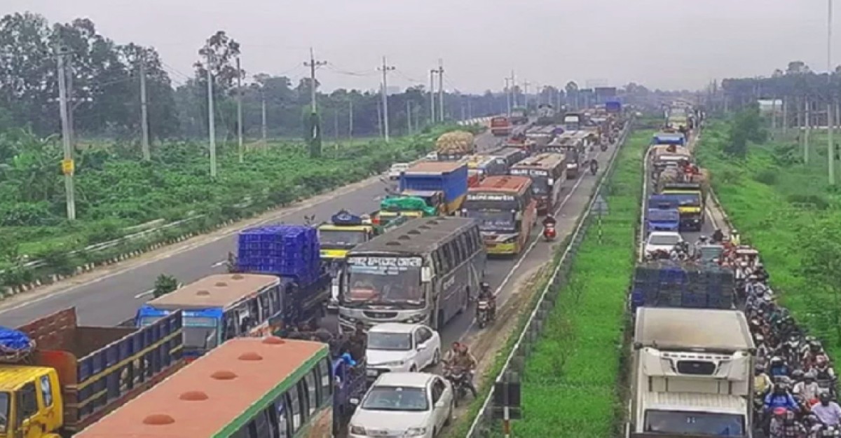 ঢাকা-টাঙ্গাইল-যমুনা সেতু মহাসড়কে দীর্ঘ যানজট, ভোগান্তীতে যাত্রীরা