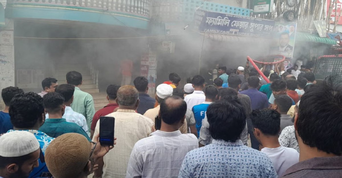 মির্জাপুরে ভয়াবহ অগ্নিকাণ্ড, নিয়ন্ত্রণে ফায়ার সার্ভিসের ৫টি ইউনিট