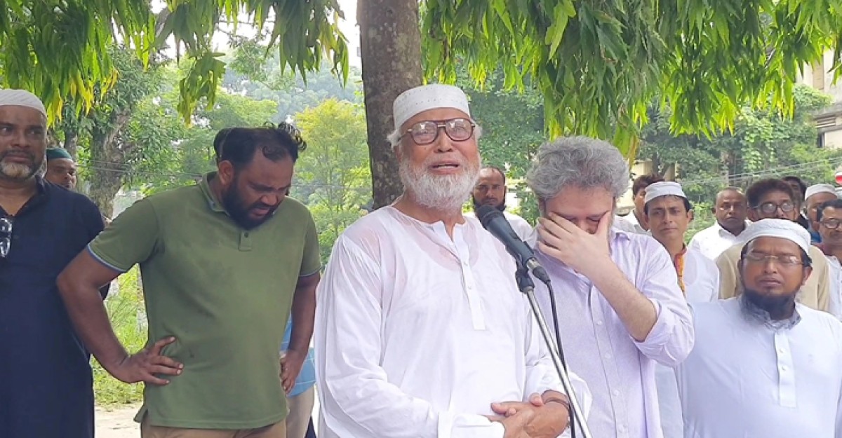 স্ত্রীর জানাজায় দাঁড়িয়ে অঝোরে কাঁদলেন বঙ্গবীর কাদের সিদ্দিকী