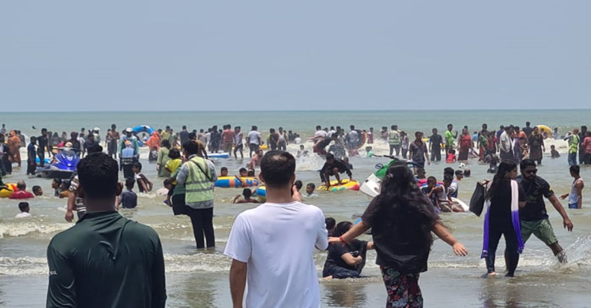 কক্সবাজারে রোদ আর সাগরের উত্তাপেও মাতোয়ারা পর্যটক