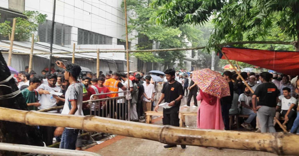 তাপদাহে পোড়ার পর বৃষ্টিতে ভিজলেন সমর্থকরা