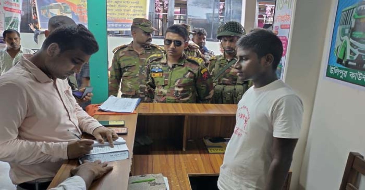 উলিপুরে বাস কাউন্টারে সেনাবাহিনীর অভিযান