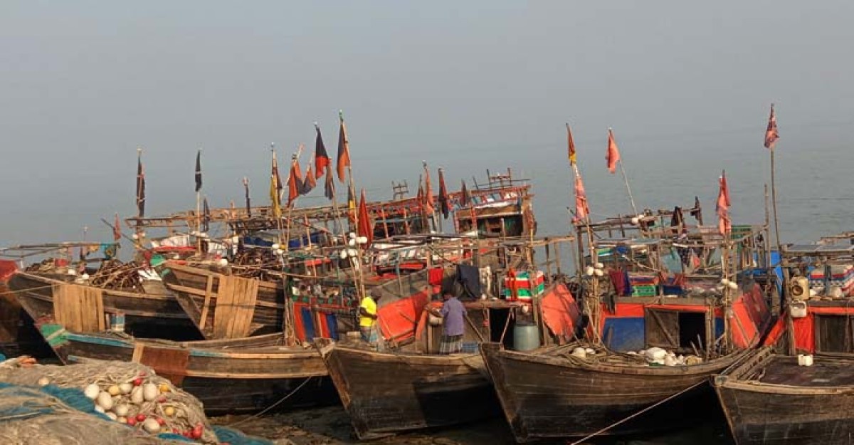 মাছ ধরার নিষেধাজ্ঞা শেষে মধ্যরাতেই সাগরে যাচ্ছেন জেলেরা