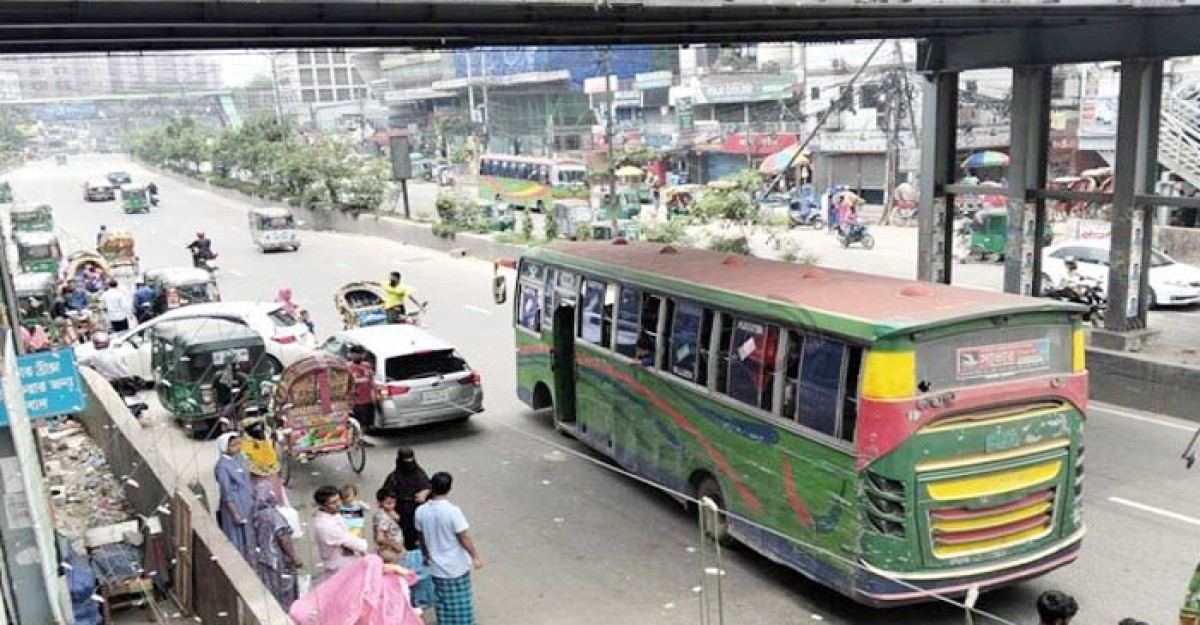 কর্মস্থলে ফিরছে মানুষ, ঢাকাও ছাড়ছেন অনেকে