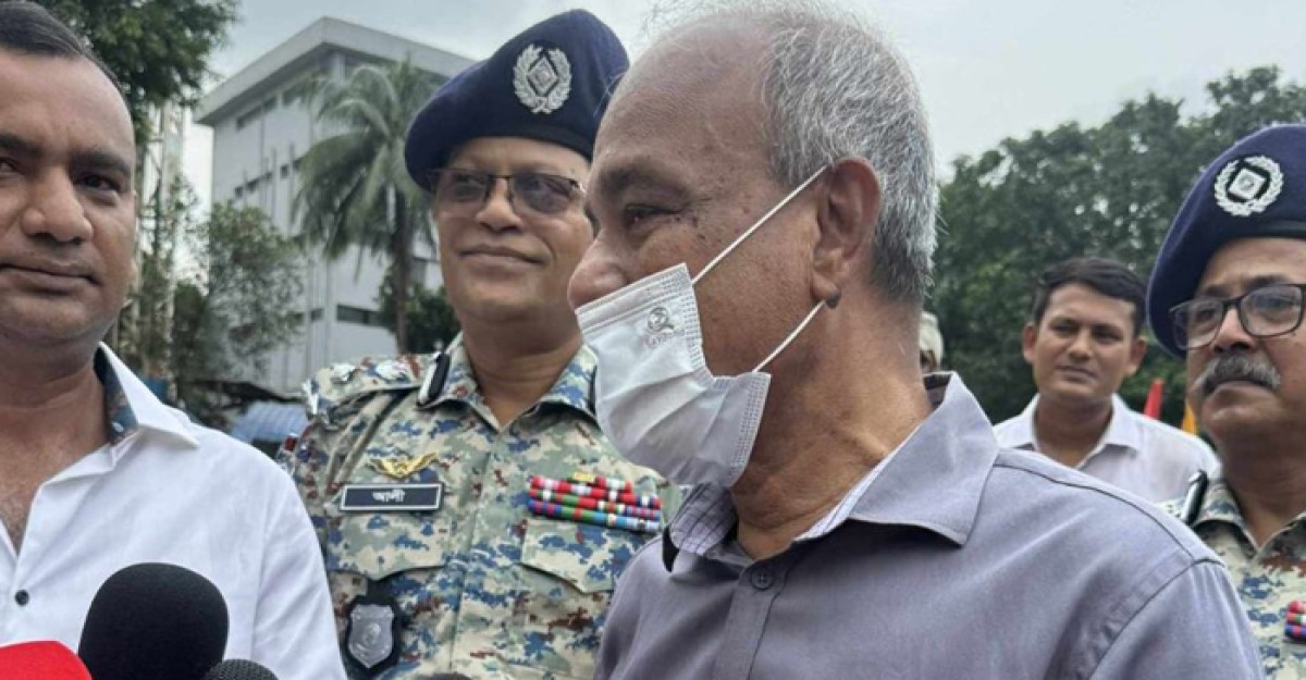পুলিশের কাছে রাইফেল থাকলেও থাকবে না মারণাস্ত্র: স্বরাষ্ট্র উপদেষ্টা
