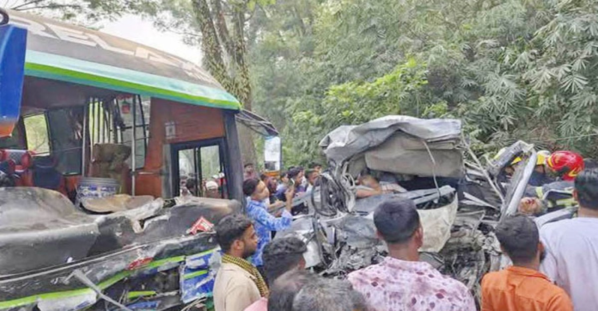 ঈদযাত্রার ১৫ দিনে সড়কে ঝরল ৪২৭ প্রাণ