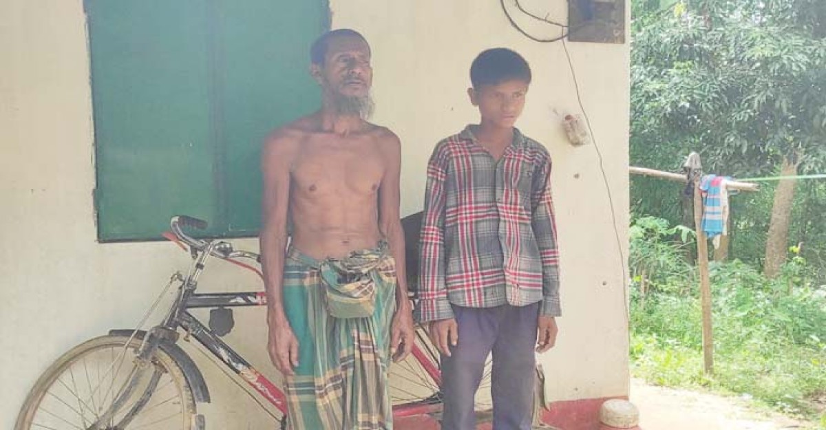 পরিবার বাঁচাতে ভাঙা সাইকেলে কিশোর তোফাজ্জলের লড়াই